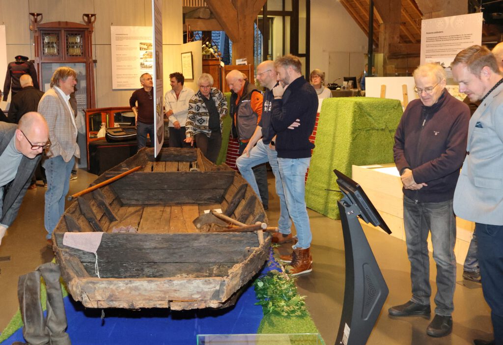 De boerenschouw heeft veel bekijks.